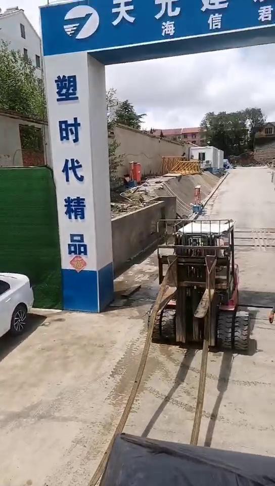 理石叉車搬運(yùn)，叉車狹窄空間專業(yè)倒理石的后續(xù)操作