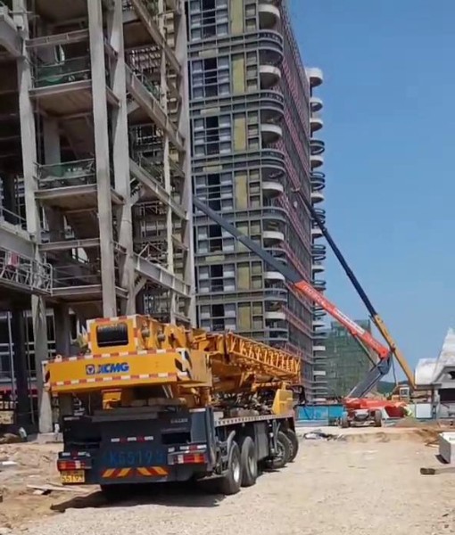 中電四公司初村威高利彤疫苗廠房建設(shè)，吊車作業(yè)中