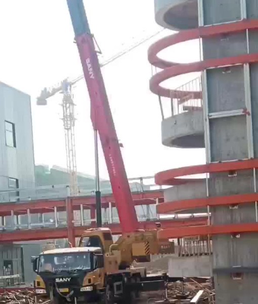 中電四公司初村威高利彤疫苗廠房建設(shè)，吊車作業(yè)中